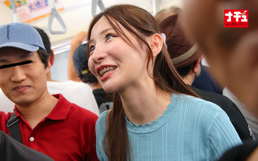 「【気遣い美人】彼氏の横で声を我慢する痴漢プレイ動画|隠れエロ顔がたまらない人気AV作品」のサムネイル