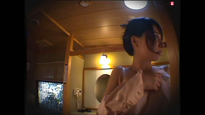 「晶エリー（大沢佑香）が男湯で羞恥体験！タオル一枚で3P・4P＆潮吹きに挑戦する過激企画」のサンプル画像3枚目