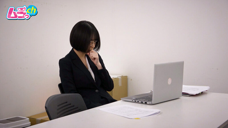 「【神田ゆい】巨乳スレンダー素人OLの秘密オナニーを盗撮・のぞき！会議室での大胆プレイ」のサンプル画像3枚目