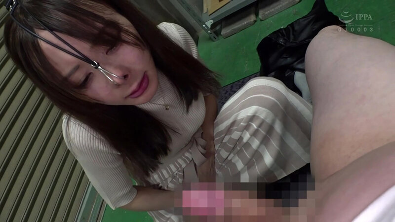 「【足立友梨】M女お姉さんが野外露出や鼻フックで羞恥プレイ!ぶっかけ3P4Pで乱れる姿」のサンプル画像9枚目