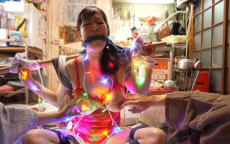 「【熟女】【緊縛中出し】色白ぽっちゃり人妻が近所の男たちに奉仕する背徳プレイ」のサムネイル