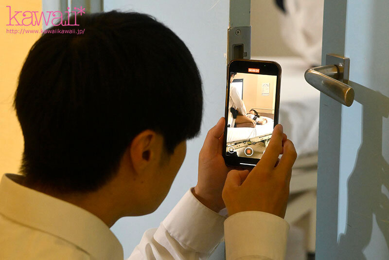 「香川あんずが制服姿でぶっかけ解禁！美乳女子校生が辱めプレイで責められる」のサンプル画像4枚目