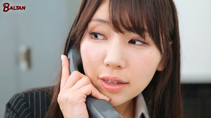 「美丘さとみが痴女OLに！ビジネススーツの女上司が中出しで部下を支配する淫靡なオフィスプレイ」のサンプル画像1枚目