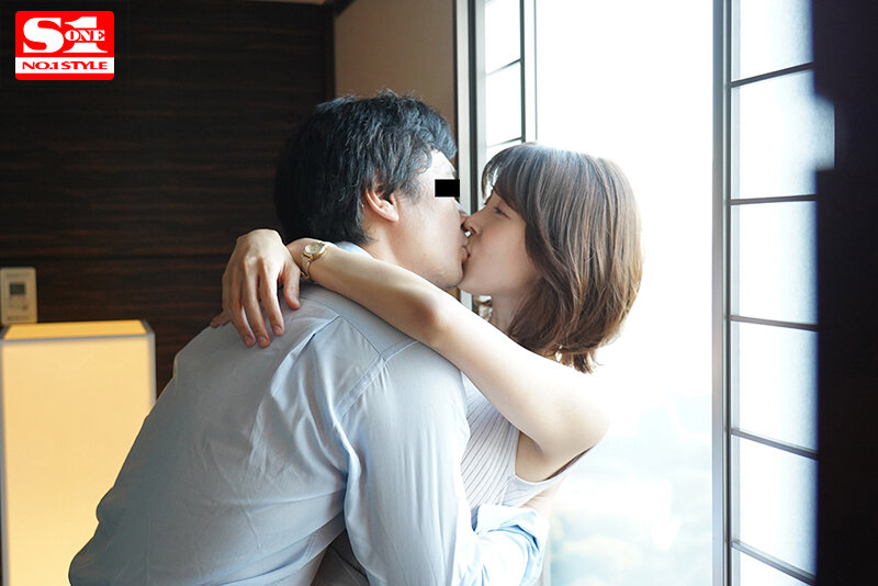 「葵つかさのキス・接吻がエロい！スレンダー巨乳美女との濃厚ベロチュー愛人プレイ」のサムネイル